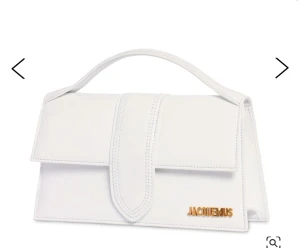 Jacquemus väska - Jacquemus väska i färgen vit . Modell: Jacquemus le bambino bag. Köpt i juli 2022 Dustbag och kvitto finns 