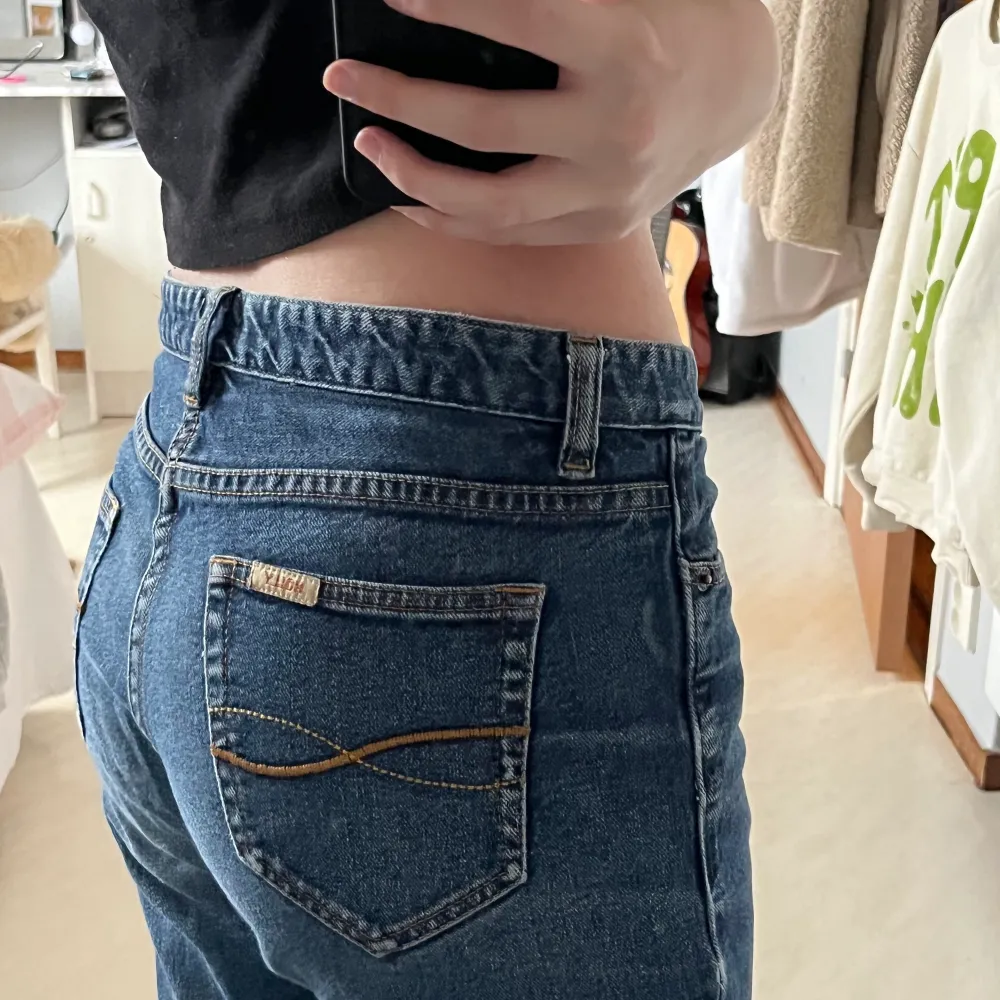 Fina blå lågmidjade jeans som inte kommer till användning, har själv sprättat upp så dom skulle bli längre, jag är 169 cm. Sitter lösare på mig som vanligtsvis bär 34-36, köpta secondhand. Jeans & Byxor.