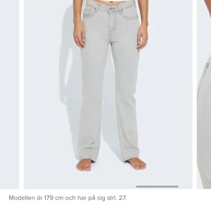 Ljusgrön jeans från bikbok - Säljer dessa slutsålda jeans från bikbok i Storlek 27/34 Endast använda tre gånger, säljer pga lite för stora för mig. 