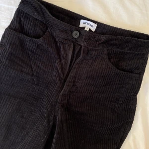 Manchester byxor Weekday - Garderobsrensning!!! Kommer mer!!! Säljer dessa Manchester byxor från Weekday som är i jättebra skick men försmå (därav ingen helbild).  Storlek: 36 Färg: Svart Köparen står för frakten!!! 