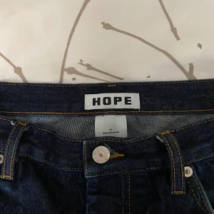 Hope Rush Denim (Mörkblå) - Storlek: 32 Skick: 9/10 Färg: Mörkblå  Varsamt använd och inget tydligt slitage. Tillhör en äldre, slutsåld kollektion.  