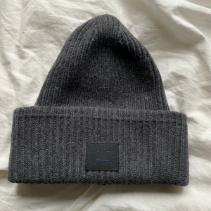 Acne studios mössa - Jättefin mössa från acne, använd fåtal gånger ☺️