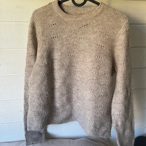 Stickad tröja - Stickad tröja från only, använd 2 gånger  Nypris 300 