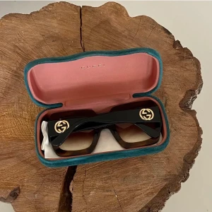 GUCCI solglasögon  - Otroligt fina solglasögon från Gucci. Tyvärr små repor på glaset annars fint skick.