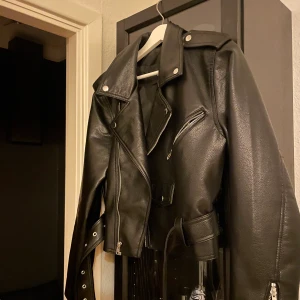 Skinnjacka  - Säljer denna snygg skinnjacka ifrån Bikbok. Använd ett fåtal gånger. 