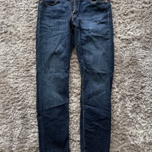 Levis Jeans 502 - Ett par Mörkblåa Levis jeans 502 W30 L30. Använda Max 3 gånger så mycket bra skick. Köparen står för frakt. Nypris 1100 kr