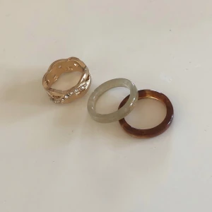 Ringar 🤎🤍🧡 - Ringar i brun/beige/guld. Skulle säga att dessa passar st S. Alla för 50:- + frakt 13:- guldring såld ❌