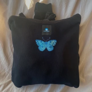 The cool elephant hoodie - Hoodie från the cool elephant, ”viventem” är namnet på hoodien. Den är i jättefint skick, inget fel på den alls. Tröjan passar mig jättebra även fast jag har storlek Xs på mestadels kläder💓 köpt för 599kr