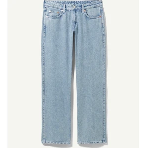 Weekday  - hej jag säljer mina jeans från weekday, köpte dem i somras och har använt dem 2gånger efter det så slutade jag använda dem för dem blev för små för mig tyvärr!!! Köpte dem för 650 kroner o sänker dem till 500