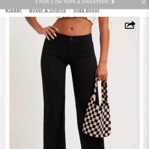 Lågmidjade kostymbyxor  - Lågmidjade svarta kostymbyxor inte använda. Säljer pågrund av att bytesrätten gått ut. Nypris 549 buda!!🖤🖤