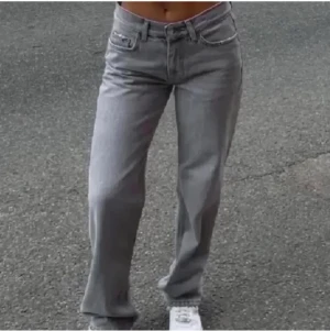 Straight leg Mid rise jeans - Säljer dessa jätte fina jeansen från Gina Tricot! Endast använda 1 gång💕köpte för 500kr🌸 Skriv för egna bilder💕 