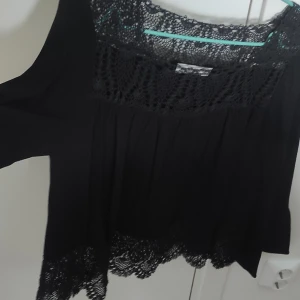 Svart skjorta  - Snygg svart skjorta från Sandro.