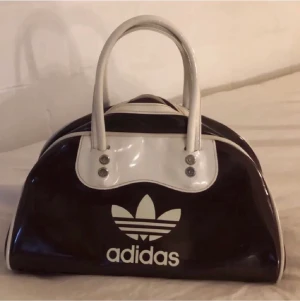 Adidas väska  - Säljer denna bruna adidas väskan, kommer aldrig till användning men den är fruktansvärt cool. Den har några fläckar inuti men de är ingenting man lägger märke på ifall man har någonting i väskan 