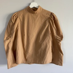 Beige festtröja  - En beige festtröja från nakd använd ett fåtal gånger