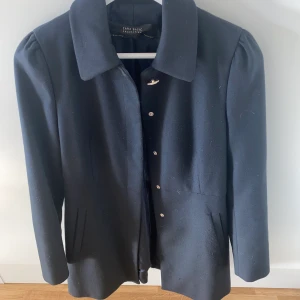 Mörkblå kappa från Zara - Mörkblå kappa från zara i storlek S