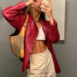 Vintage skinnjacka - Vintage skinnjacka. Fint skick. Ficka sönder - visas på bilden. Märkt med storlek xxl men passar en S / M.   Köparen står för frakt. 