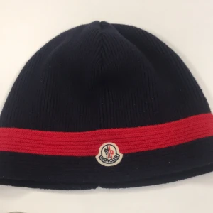 Moncler mössa äkta  - Äkta moncler mössa storlek L