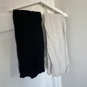 Två Linnebyxor  - ❗️svarta såld ❗️ säljer ett par beiga linnebyxor från shein i bra skick! Passar om man är kort, under 160 cm typ och är väldigt snygga lågmidjade 🥰 passar xxs-s då de är stretchiga! 70 kr + frakten / TRYCK INTE PÅ KÖP KNAPPEN