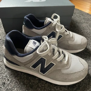New balance 574 - Jättesnygga sneakers från New balance i modellen 574. Knappt använda så ser nästan nya ut. Strl 38