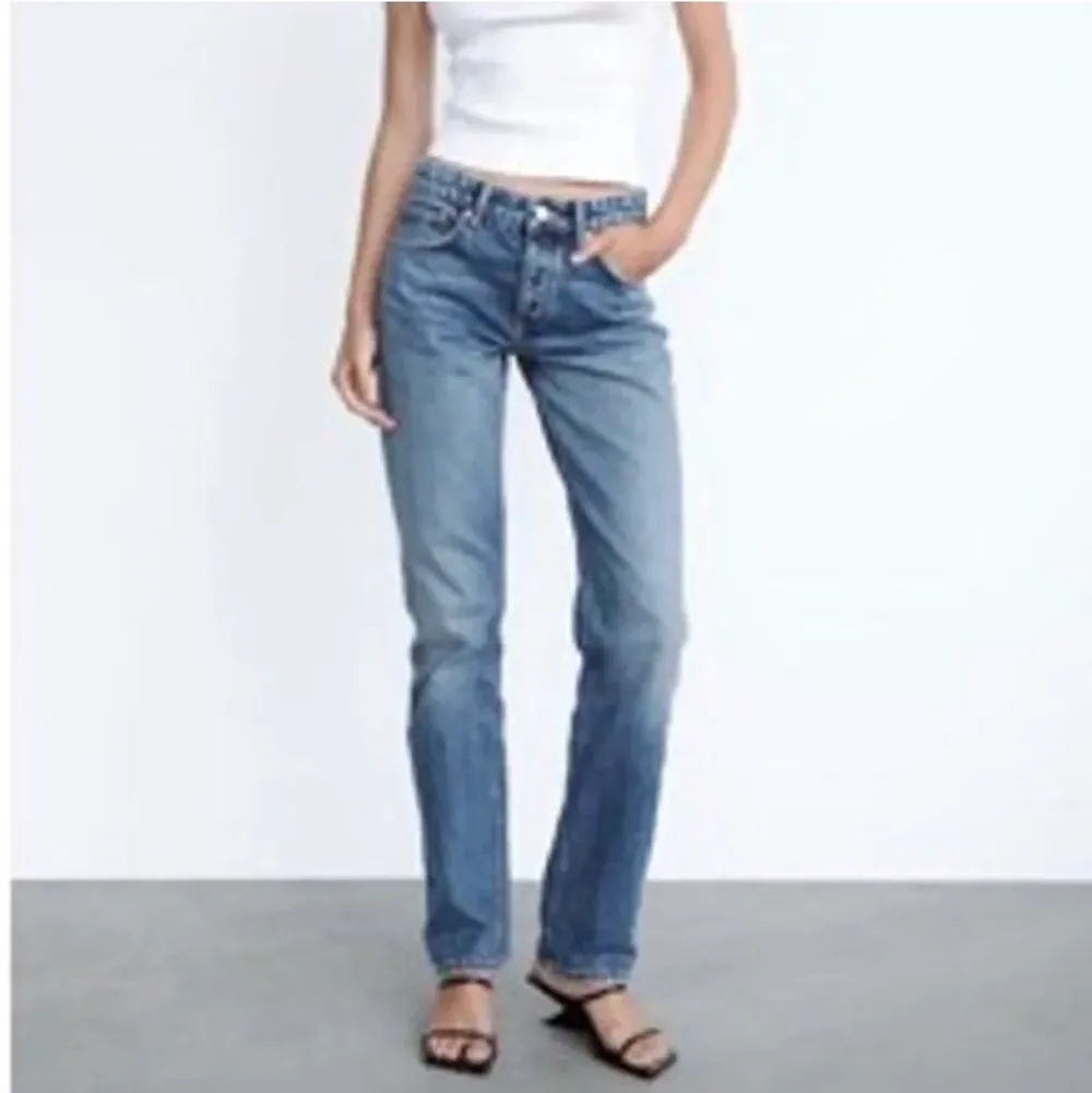 Skitsnygga Mid Rise jeans från zara! Inte använda så mycket💗 säljer även i svart/grå! Kan även byta mot zara midrise jeans i stl 36! (lånade bilder) . Jeans & Byxor.