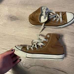 Bruna Converse  - Säljer mina bruna Converse då dom är för små!