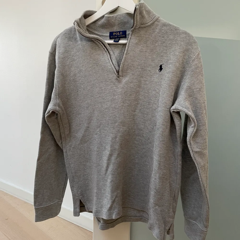 Polo Ralph Lauren Half zip hoodie. Storlek L barn. Passar 14-16 åringar. Köpt äkta i USA. Stickat material. Skick 10/10. Säljer för 299 kr. Hoodies.