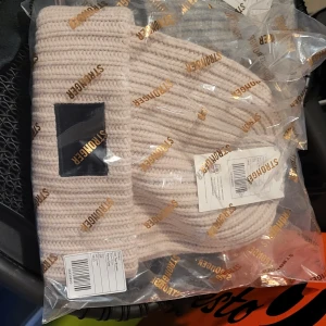 Stronger mössa - Helt nya stronger mössor en grå o en brun