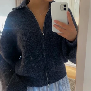 Stickad zip up! - Lägger ut igen då köper drog sig ur, stickad marinblå zip up tröja med dragkedja perfekt nu för hösten och vintern! Endast använd 3/5 gånger Buda gärna, TRYCK INTE PÅ KÖP DIREKT💓
