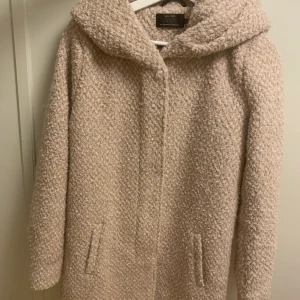 Only höstkappa rosa - •Only ljusrosa höst- och vinterkappa med luva •Väldigt mysigt tyg •Fodrad •Storlek M •Använd en enda gång, mycket bra skick •Nypris ca 900 kr •Mitt pris 599 kr  