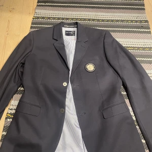 Pelle-p kavaj  - Säljer min Pelle-p kavaj eftersom att den inte passar längre snygg design och är minimalt använd två innerfickor