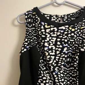 Topp - Säljer en jättefin topp som passar till många tillfällen. Den är från Esprit i storlek 38/40 och skulle säga att den är som en S/M❤️ frakt tillkommer! tryck inte på köp direkt!! Skriv för mer info och fler bilder ❤️❤️