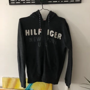Luvtröja Tommy Hilfiger  - Luvtröja från Tommy Hilfiger  Size M Skick 8,5/10
