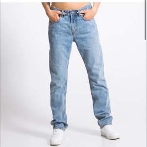 Lågmidjade jeans från lager 157. Endast testade och säkjer då dom var alldeles förstora. Frakt tillkommer.  220+frakt eller buda❤️‍🔥