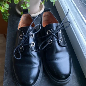 Finsko från & other stories, 38 - Köpta second hand. Knappt använda. Säljes p.g.a de aldrig används.  Finns att hämta i Malmö. 