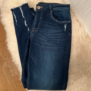 Nya lågmidjade jeans - Lågmidjade jeans med slitningar Oanvända strl 36