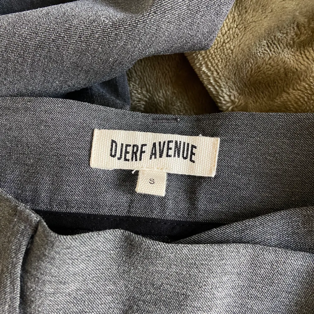 Säljer mina gråa kostymbyxor från Djerf Avenue. Köptes för några år sen, men säljer då de nästan aldrig kommer till användning. Långa ben, går till golvet. Fixar fler bilder vid intresse! Pris är exklusive frakt🌸. Jeans & Byxor.
