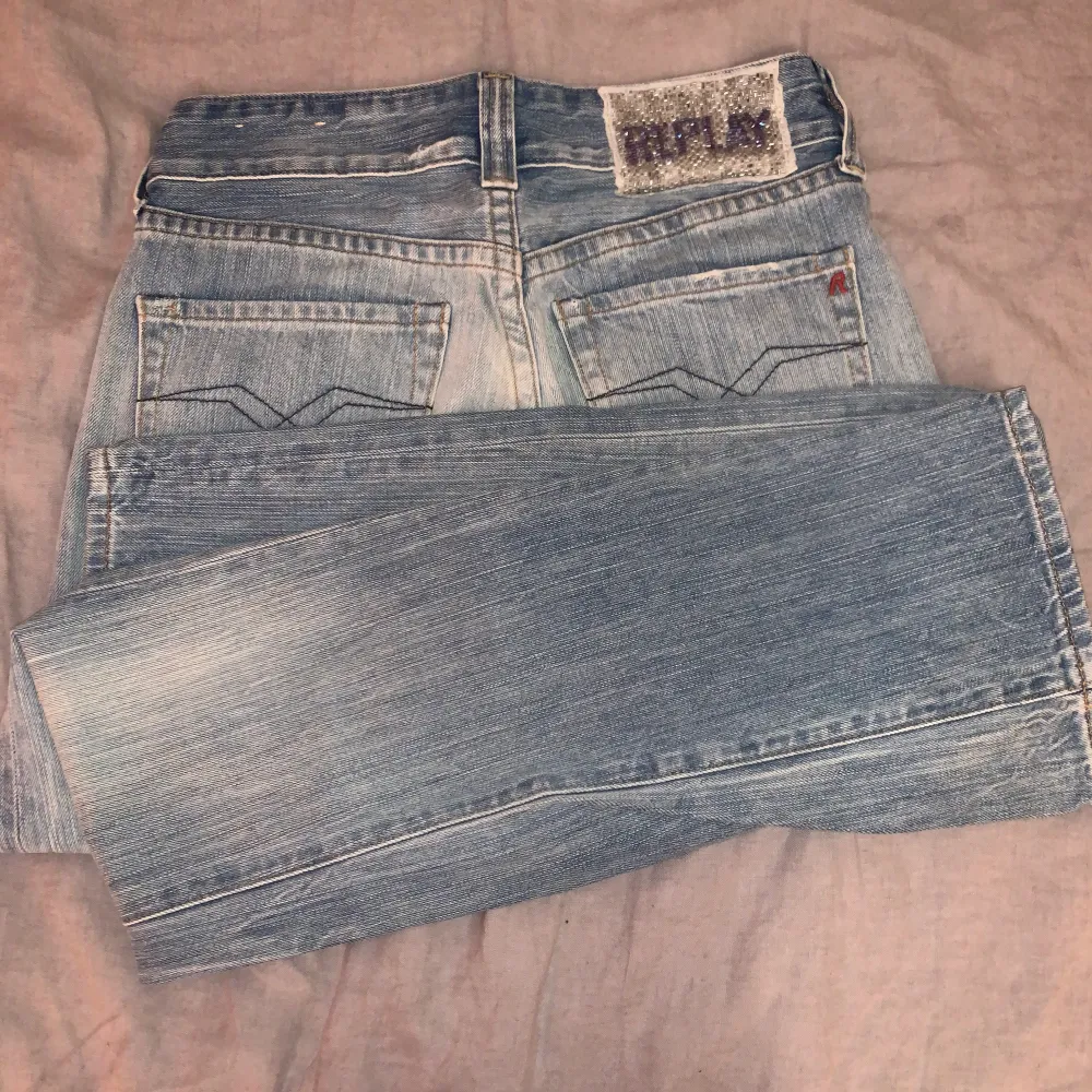 säljer mina superfina lågmidjade jeans från replay för att jag har FÖÖR mycket jeans. ❣️skicket är bra och skriv privat för flera bilder❤️ . Jeans & Byxor.