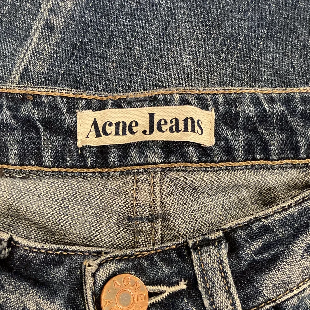 supersnygga Acne jeans! Säljer pga försmå. Skriv om ni har frågor och om ni vill ha mått och så💕. Jeans & Byxor.