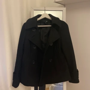 Kappa - Jätte fin svart kappa som tyvär inte kommer till användning. Skriv privat för fler bilder eller frågor