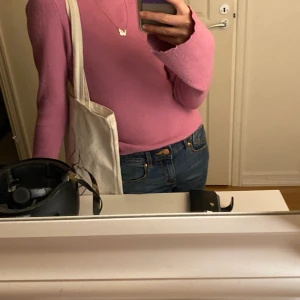 Trendig tröja från bikbok - Rosa Tröja från bikbok med utsvängda armar i storlek xs ❣️❣️väldigt töjbar så kan passa S och m också!! Fraktar och kan mötas upp om du bor i närheten av Göteborg❤️
