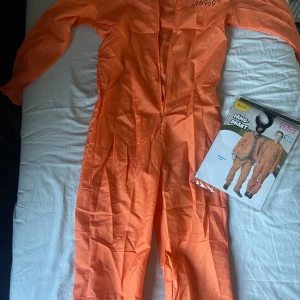 Buttericks fånge kostym - Perfekt nu till halloween! Bara provad inte använd! Köpt på Buttericks för 350kr! Skriv privat för frågor💕