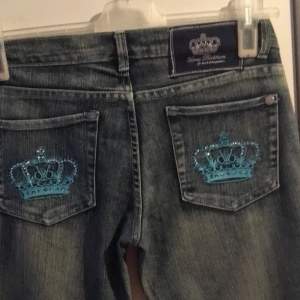 Snygga Victoria Beckham jeans Lågmidjade bootcut midjemått 42, innerbensmått 85. Kan skickas köparen betalar frakten.