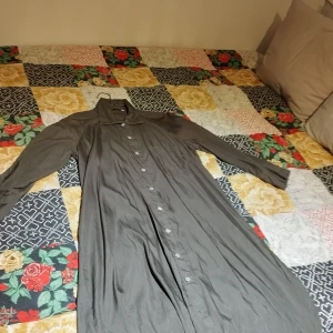 Elegant Long Shirt dress - En lång shirtdress med olivgrön färg, pösig och väl skönt att bära.