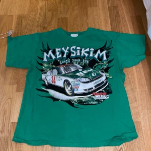 T-shirt med print - Grön T-shirt i bra skick!