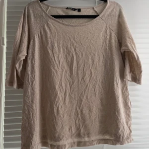 Tröja med 3/4 ärmar i storlek S - Välanvänd tröja som mattats av i färgen. Sitter lite lösare och är stor i storlek. Har tidigare haft inslag av glitter i materialet men har slitits bort med tiden.  Jag har katt och kanin!