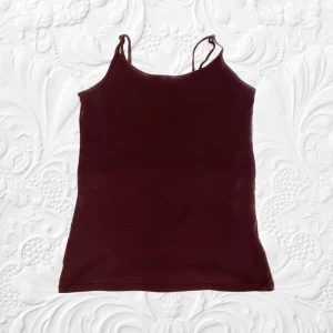 Vinrött linne <3  - Så fint linne!! Älskarrrr<33 as balt till lågmidjade jeans ❤️‍🔥❤️‍🔥Men säljer pga att den inte kmr till användning o tänkte att den kmr kunna komma till mer användning hos ngn annan ☺️