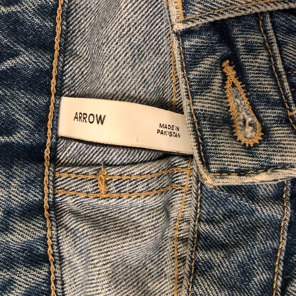 Weekday arrow low straight jeans, använda några gånger, köpta för 500kr💙💙Köparen står för frakten<33. Jeans & Byxor.