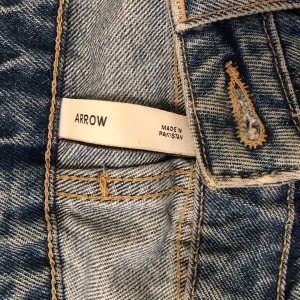 Arrow low weekdayjeans - Weekday arrow low straight jeans, använda några gånger, köpta för 500kr💙💙Köparen står för frakten<33