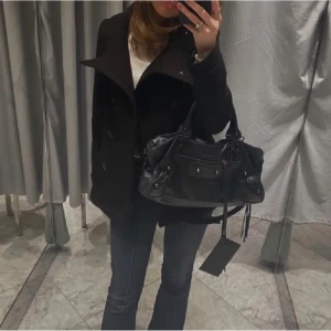 Kort kappa - Lägger ut igen pga oseriös köpare! Säljer en kort kappa i strl 36. Köpt här på Plick för några månader sedan, kommer inte till användning längre. (Första bilden är lånad).