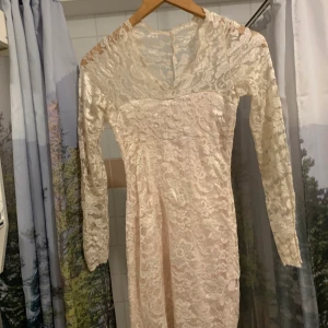 Klänning - Spets klänning Storlek xs  Aldrig använd 